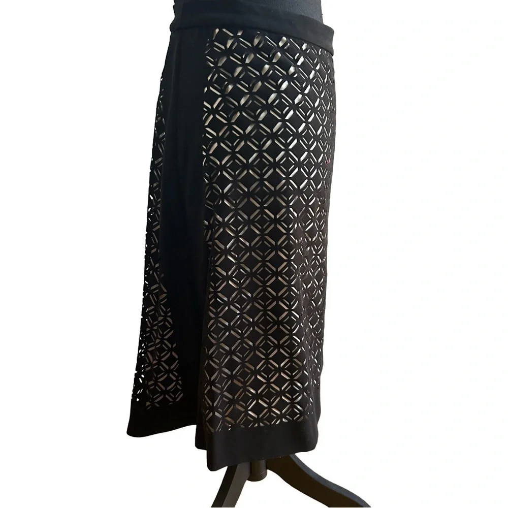 WHBM Black & Cream Cut Out Skirt. Size 10